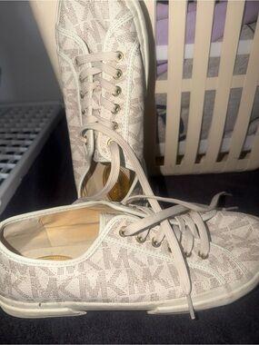 MICHAEL Michael Kors Cream Lace-Pattern Low-Top Sneakers